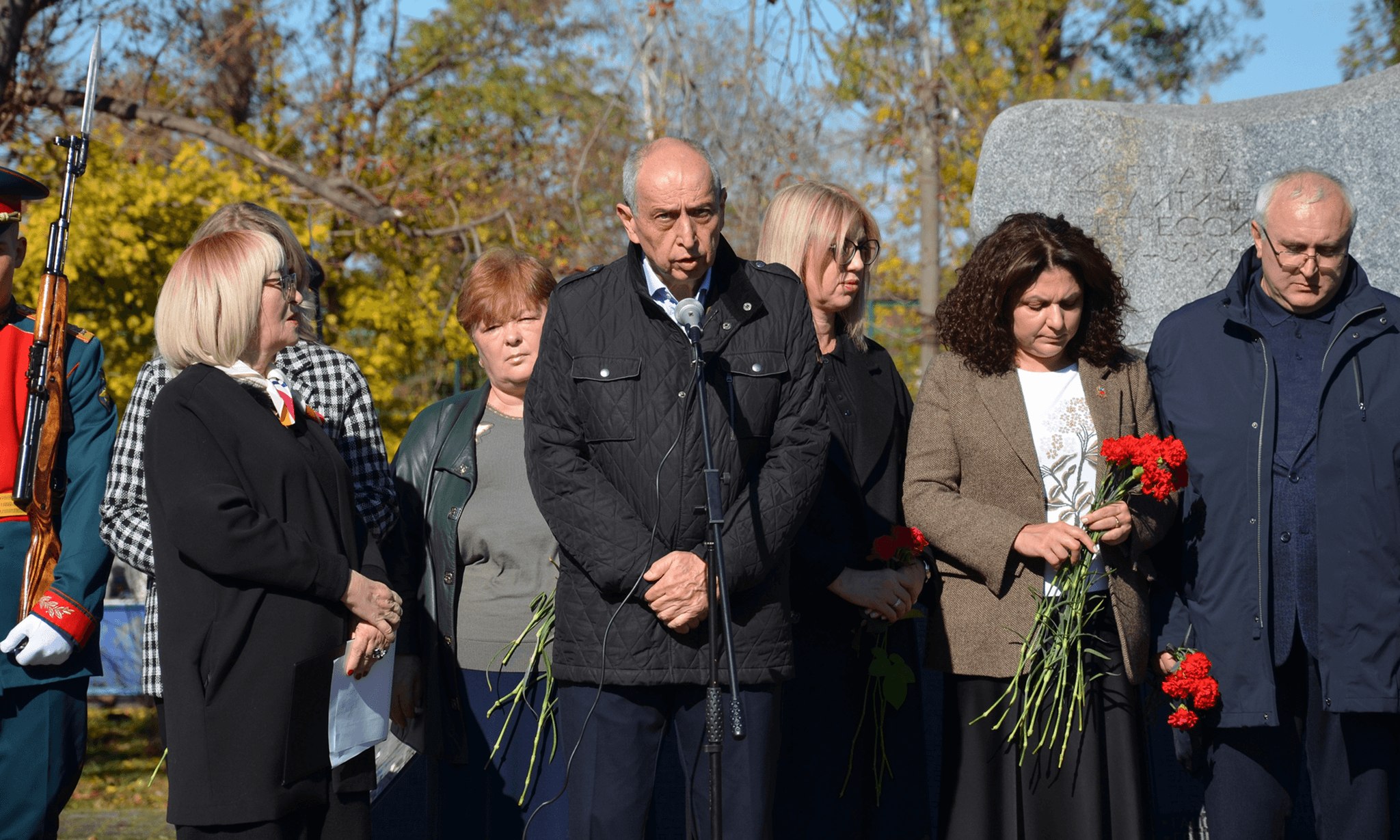 Церемония памяти у мемориала во Владикавказе
